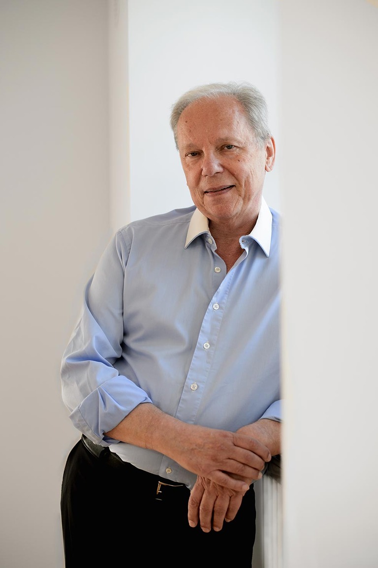 Dr. Birk lehnt an einer Wand