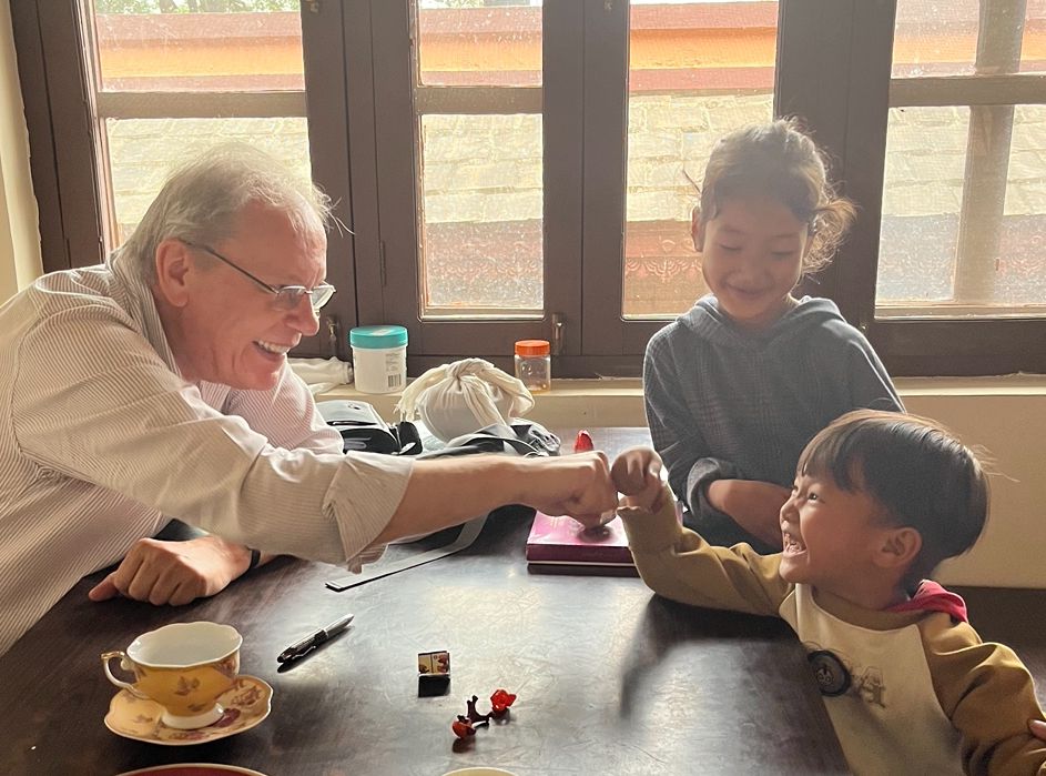 Dr. Birk mit Patenkindern