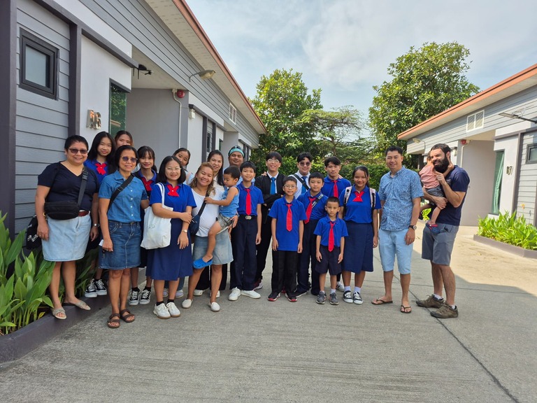 Lehrkräfte und Schülerinnen und Schüler vor dem Gebäude des Computerzentrums