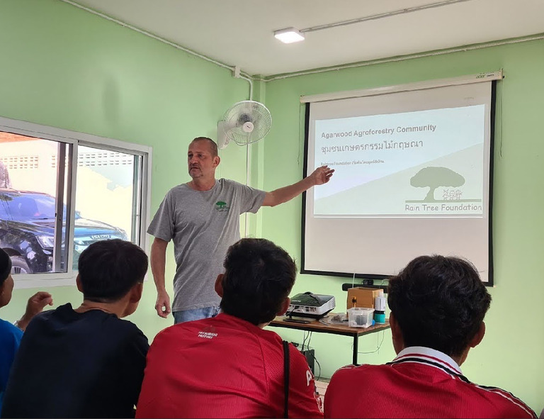 Trainer hält Vortrag mit Präsentation während einer Schulung für das Projektteam