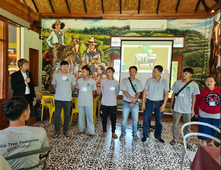 Teilnehmer erhalten Zertifikate nach erfolgreichem Abschluss des Teamtrainings