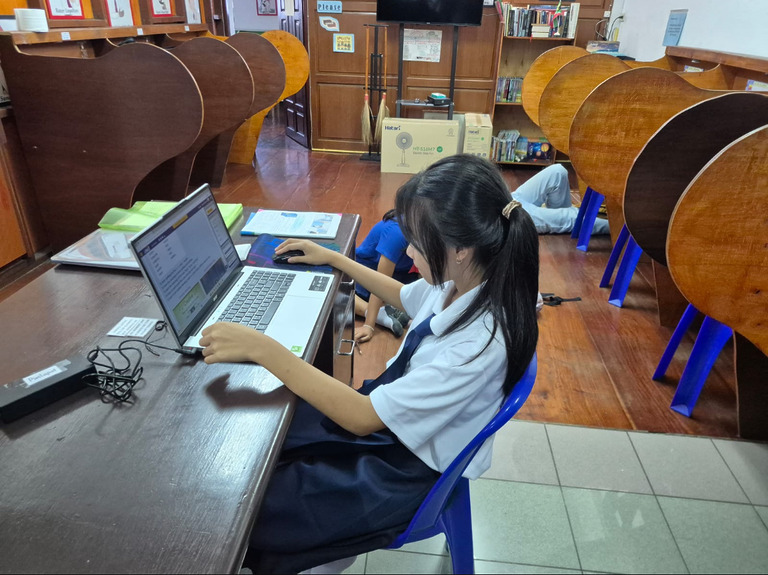 Schülerin arbeitet konzentriert an einem Computer im Computerzentrum