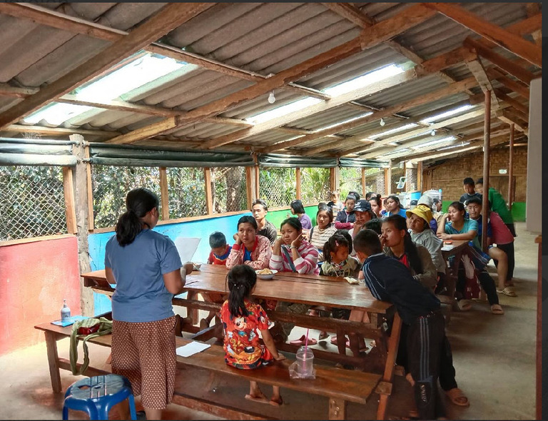 Kleine Gruppe von Teilnehmern arbeitet gemeinsam im Workshopraum während des Trainings