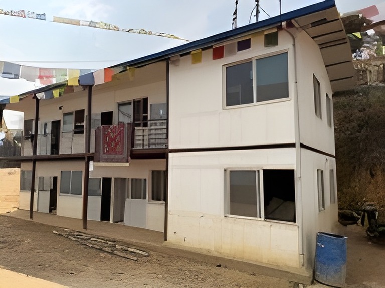 Gebäude der Klosterschule in Asien, in dem junge Mönche unterrichtet werden