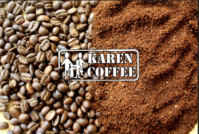 Geröstete und gemahlene Kaffeebohnen mit dem Schriftzug ‚Karen Coffee‘.