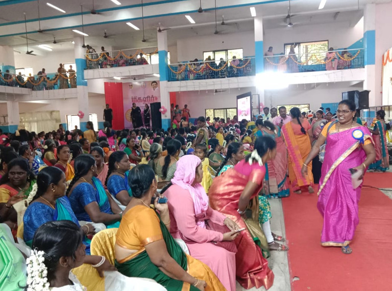 Frauen und Männer bei einer Gemeindeveranstaltung in Tamil Nadu, gefördert durch ein soziales Projekt der Stiftung