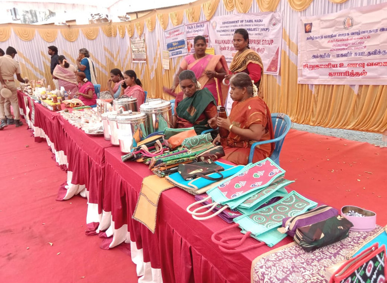 Frauen präsentieren handgefertigte Taschen und Textilien an einem Marktstand in Tamil Nadu – Unterstützung regionaler Produzentinnen